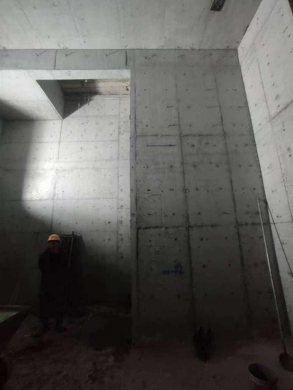 临城墙上开槽钢筋断了有影响吗